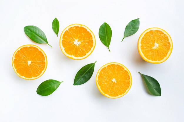 Vue de dessus des fruits orange et des feuilles isolés sur fond blanc.