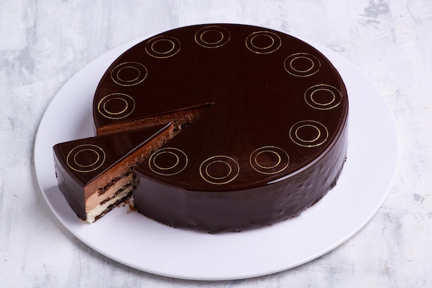 Vue de dessus d'un gâteau au chocolat sur une assiette blanche