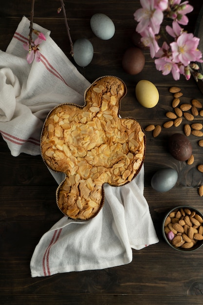 Vue de dessus gâteau colomba et amandes