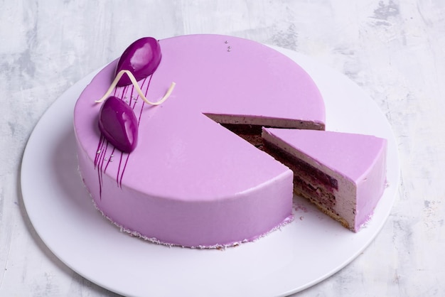 Vue de dessus d'un gâteau violet sur une assiette blanche