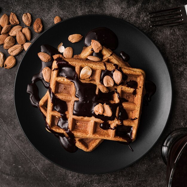 Vue de dessus gaufre belge aux amandes