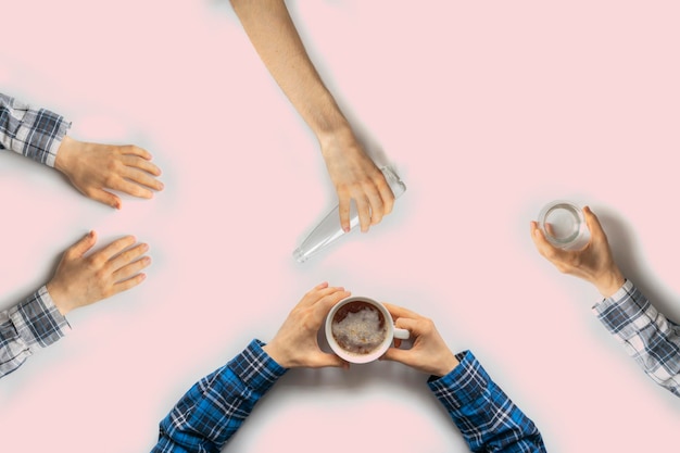 Une vue de dessus des gens jouent au jeu de la bouteille de spin lors de la fête en s'amusant