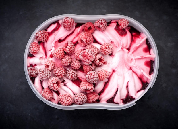 Vue de dessus de glace à la framboise et framboises