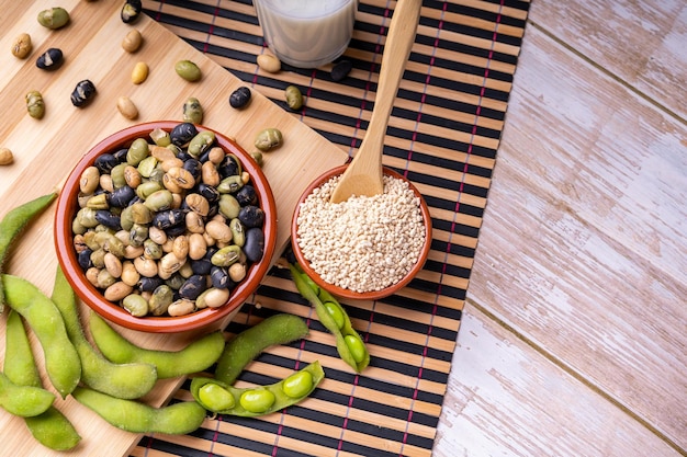 Vue de dessus des gousses de soja fraîches graines de soja edamame avec de la lécithine de soja granulée et du lait de soja