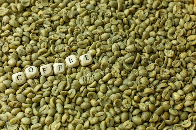 Vue de dessus des grains bruts de café vert