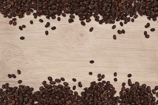 Vue de dessus des grains de café isolés sur une table en bois