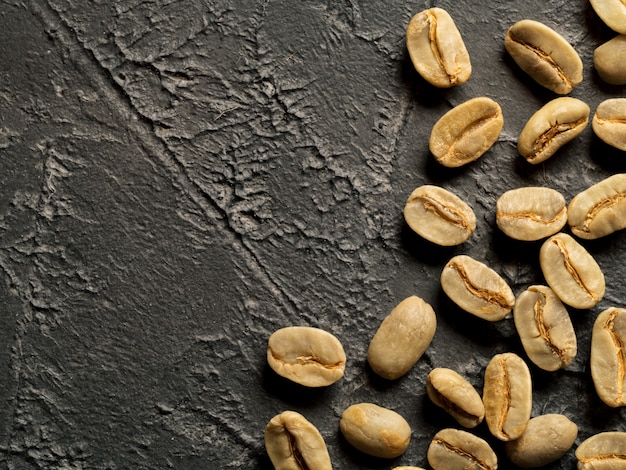 Vue de dessus des grains de café verts