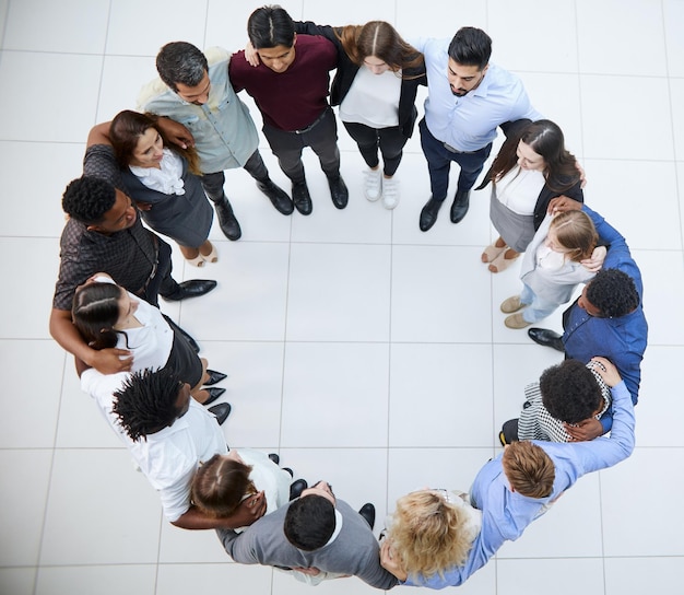 Vue de dessus un grand groupe de jeunes divers