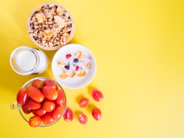 Vue de dessus de granola maison avec du yaourt