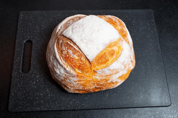 Vue de dessus en gros plan du pain sur un plateau en plastique noir