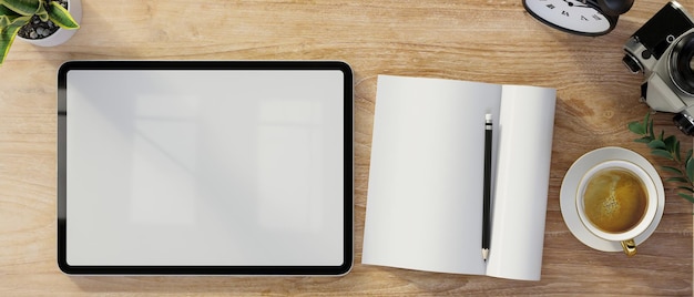 Vue de dessus en gros plan de la feuille vierge du cahier à écran blanc de la tablette numérique sur fond de bois