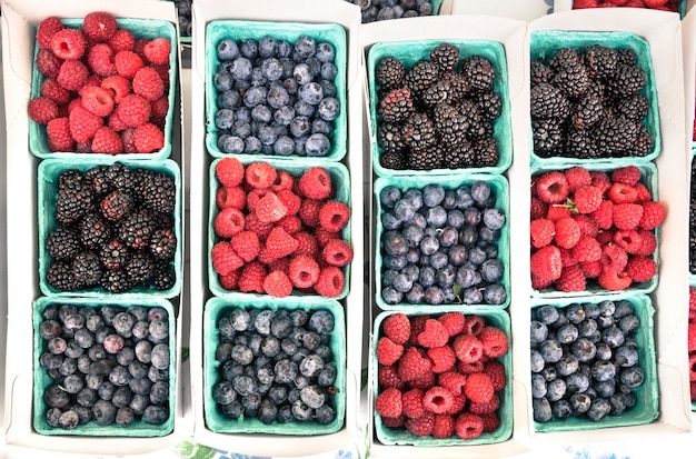 Vue de dessus gros plan de variation de baies au marché alimentaire