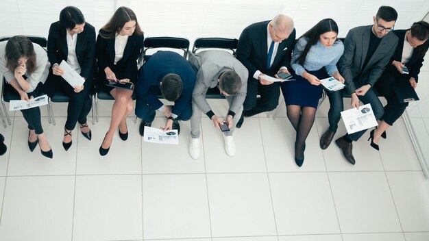 Vue de dessus.groupe d'employés discutant de documents financiers.