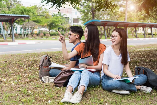 Vue de dessus groupe d'étudiants masculins et féminins à angle élevé pendant la lecture de livres avec espace de copie, concept d'éducation