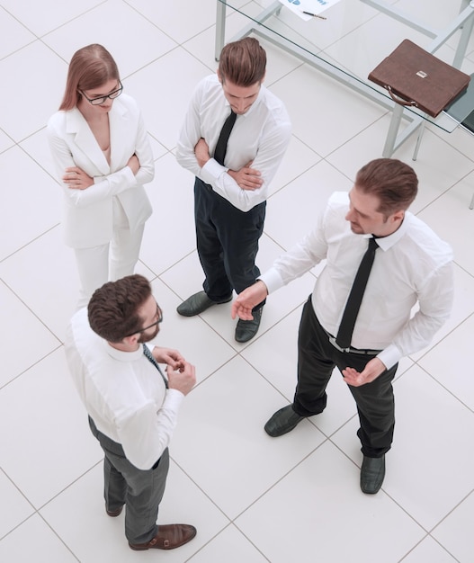 Vue de dessus un groupe de gens d'affaires parlant debout au bureau