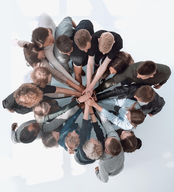 Vue de dessus un groupe de jeunes divers montrant leur unité