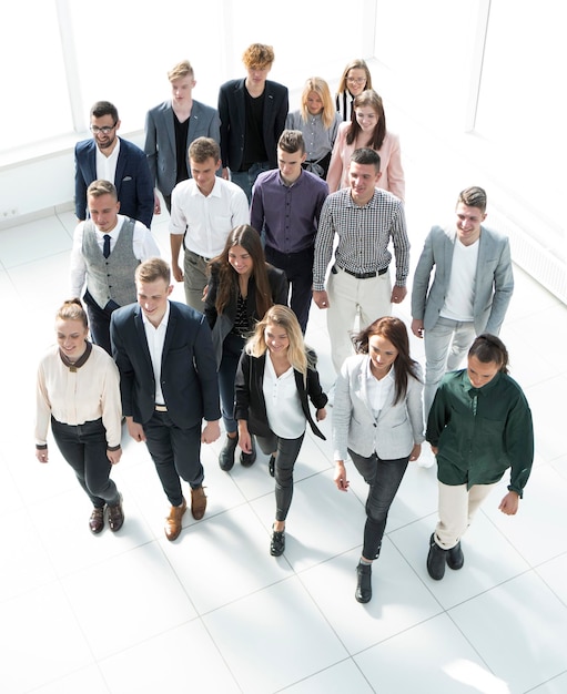 Vue de dessus un groupe de jeunes employés entrant dans un nouveau bureau