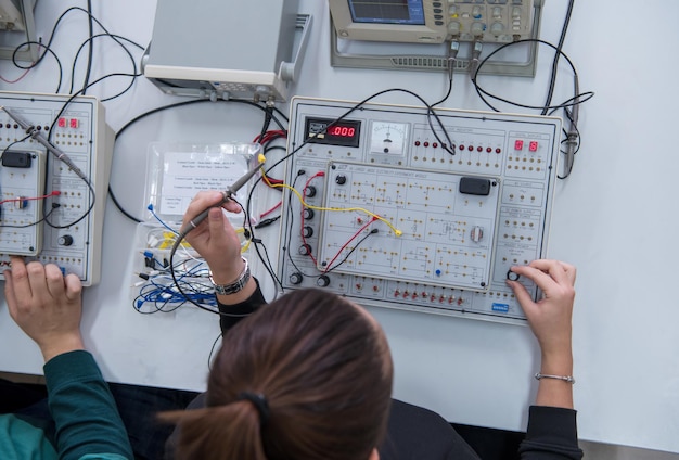 vue de dessus d'un groupe de jeunes étudiants faisant de la pratique professionnelle technique dans la salle de classe électronique, concept d'éducation et de technologie