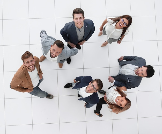 Vue de dessus un groupe de jeunes heureux