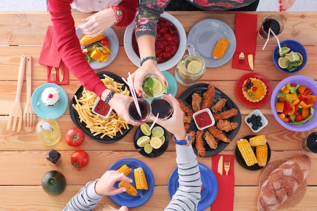 Vue de dessus d'un groupe de personnes en train de dîner ensemble assis à une table en bois Nourriture sur la table Les gens mangent de la restauration rapide