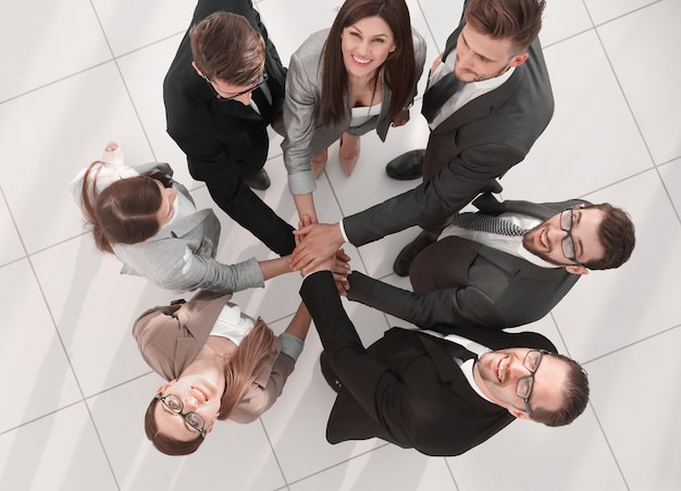 Vue de dessus groupe souriant de gens d'affaires debout ensemble