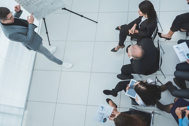 Vue de dessus. groupe de travail discutant des questions de travail lors de la réunion .