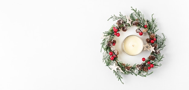 Vue de dessus de la guirlande de Noël traditionnelle et de la bougie