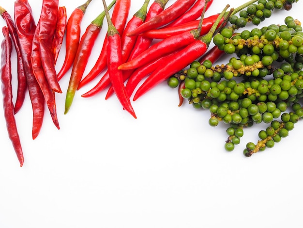 Vue de dessus des herbes et des épices avec du piment rouge chaud et du piment séché et des poivrons verts frais