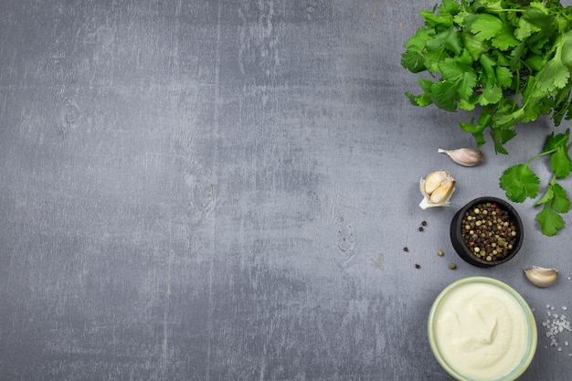 Vue de dessus sur les herbes, la sauce et les épices