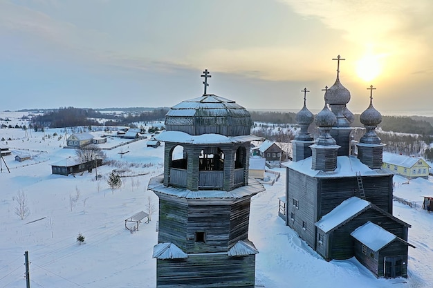 vue de dessus d'hiver de l'église en bois, paysage de l'architecture du nord russe