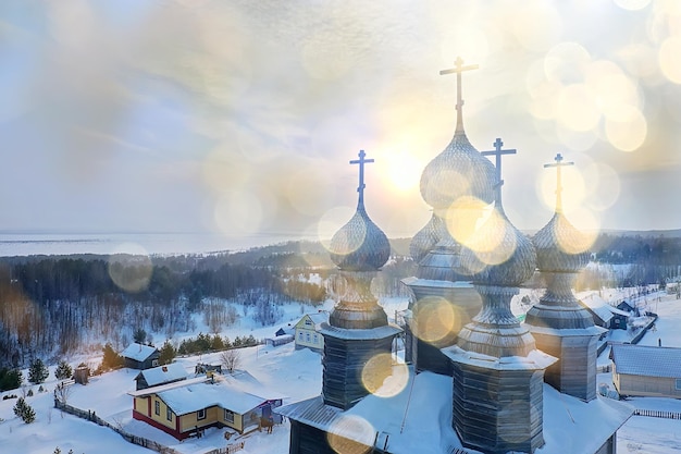 vue de dessus d'hiver de l'église en bois, paysage de l'architecture du nord russe