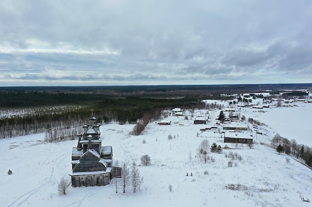 vue de dessus d'hiver de l'église en bois, paysage de l'architecture du nord russe