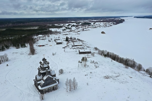 vue de dessus d'hiver de l'église en bois, paysage de l'architecture du nord russe