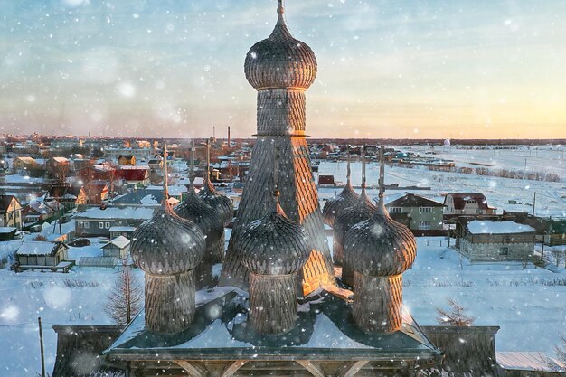 vue de dessus d'hiver de l'église en bois, paysage de l'architecture du nord russe