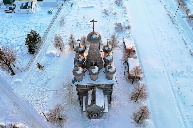 vue de dessus d'hiver de l'église en bois, paysage de l'architecture du nord russe