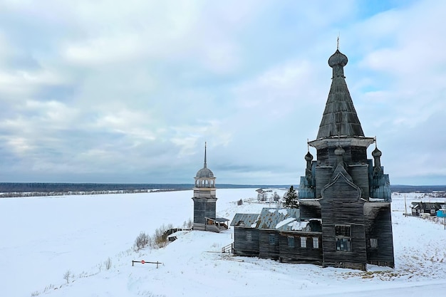 vue de dessus d'hiver de l'église en bois, paysage de l'architecture du nord russe