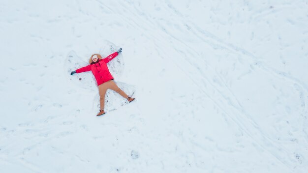 Vue de dessus de l'homme faisant de l'espace de copie d'ange de neige