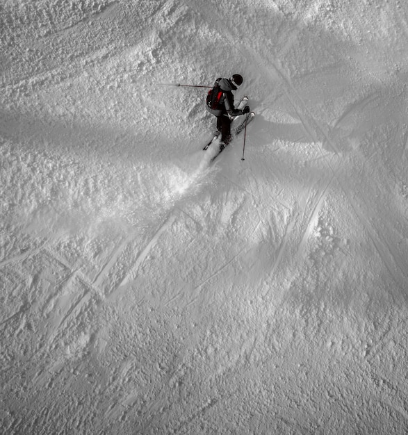 Vue de dessus de l'homme solitaire sur un ski en hiver sur la montagne enneigée.