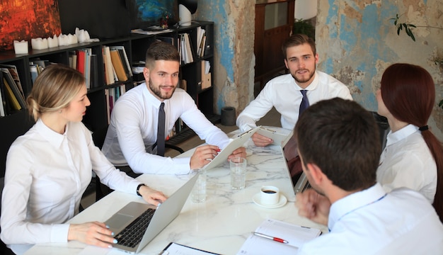 Vue de dessus des hommes d'affaires travaillant ensemble tout en passant du temps au bureau.