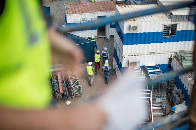 Vue de dessus des hommes marchant sur le chantier