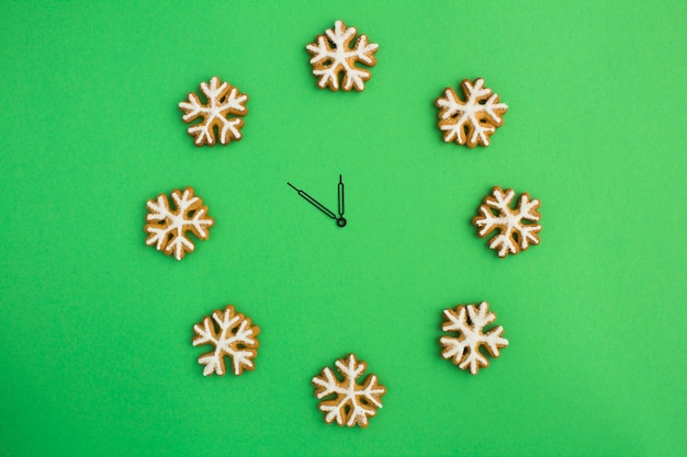 Vue de dessus de l'horloge de Noël avec des flocons de neige en pain d'épice