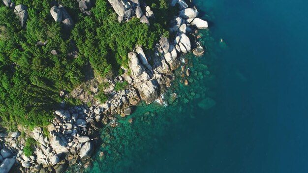 Vue de dessus d'une île rocheuse eau claire grosses pierres Thaïlande