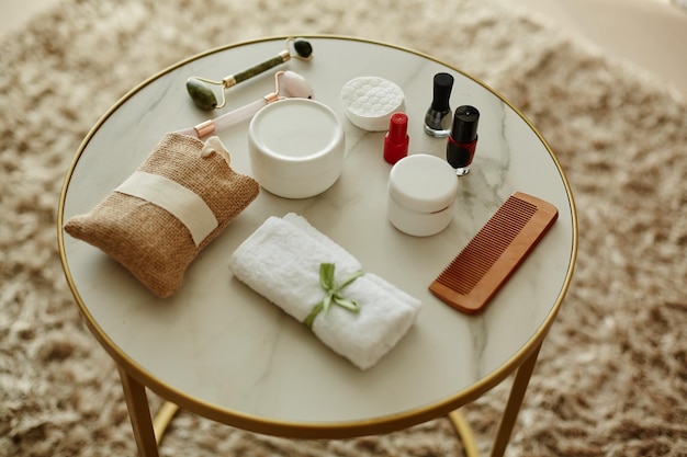 Vue de dessus image d'arrière-plan de produits de beauté posés sur une table ronde en marbre dans un espace de copie de cadre confortable