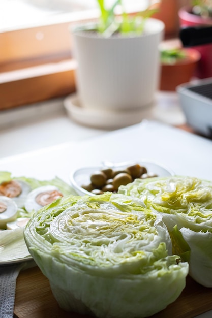 vue de dessus des ingrédients alimentaires oeufs olives vertes et laitue pour la préparation de la salade