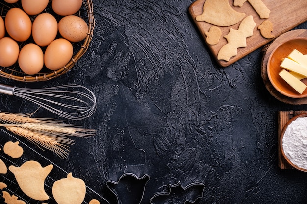 Vue de dessus des ingrédients de cookie, concept de faire des desserts d'Halloween