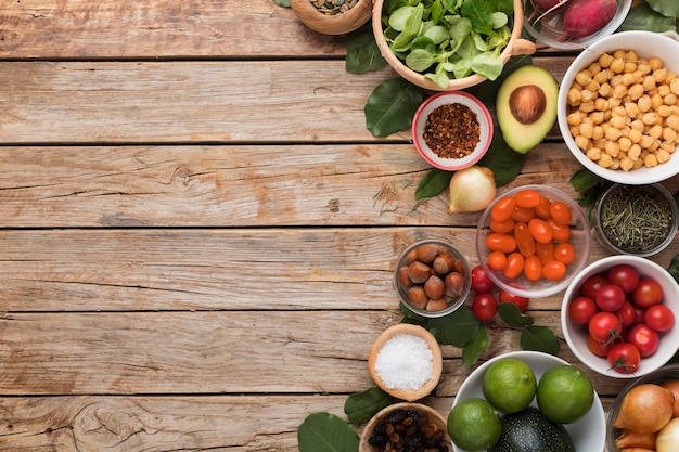 Photo vue de dessus des ingrédients et des légumes copie espace