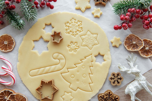 Vue de dessus des ingrédients pour la cuisson des biscuits au pain d'épice de NoëlxA