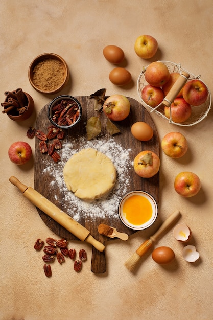 Photo vue de dessus des ingrédients de la tarte et des pommes