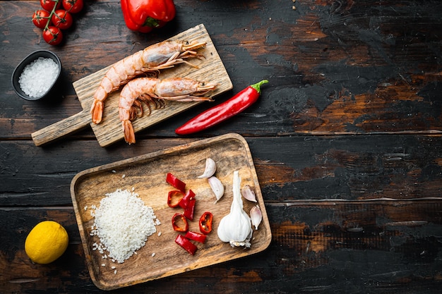 Vue de dessus sur les ingrédients typiques de la paella aux fruits de mer