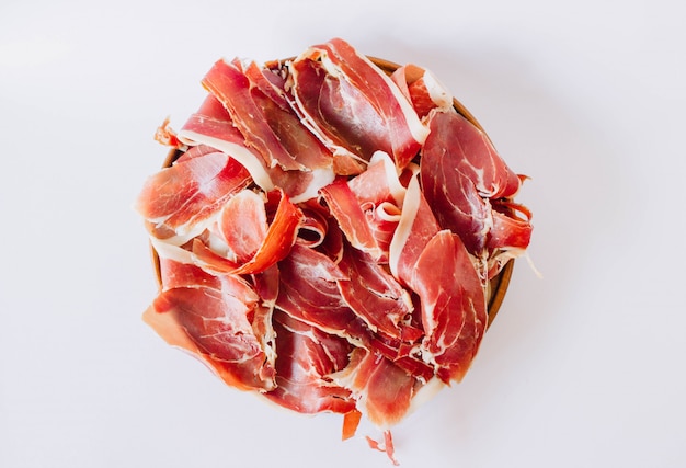 Photo vue de dessus de jamon. délicieux jambon cru typique d'espagne. en italie, est connu sous le nom de prosciutto.